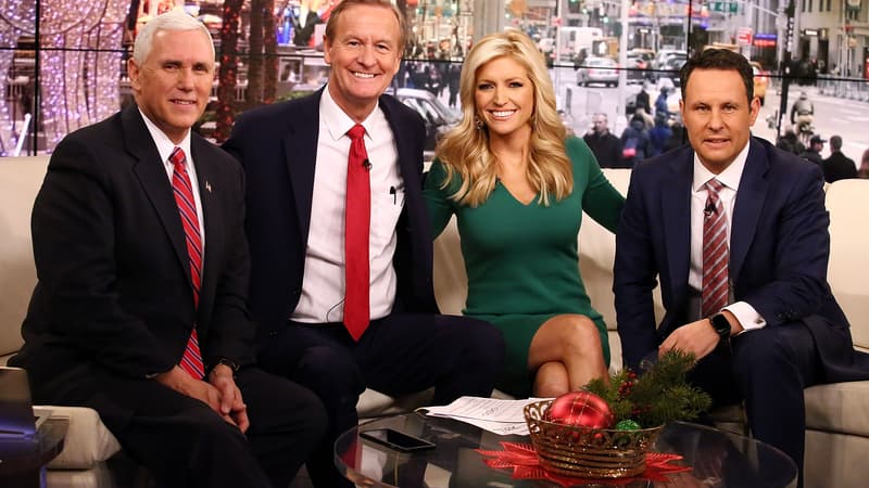 Steve Doocy, Ainsley Earhardt et steve Doocy avec Mike Pence (à gauche). 