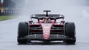 Le pilote monégasque de Ferrari, Charles Leclerc, prend la piste sous la pluie lors de la troisième séance d'essais du Grand Prix de Formule 1 du Canada, le 18 juin 2022, au circuit Gilles-Villeneuve à Montréal.