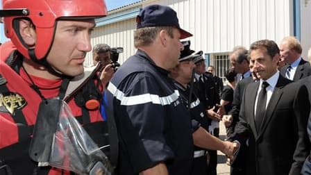 Nicolas Sarkozy à Draguignan. L'état de catastrophe naturelle sera décrété mardi dans les communes du Var victimes le 15 juin de violentes pluies et d'inondations. /Photo prise le 21 juin 2010/REUTERS/Gérard Julien/Pool