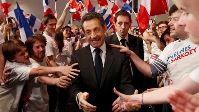 A Rueil-Malmaison, dans son ancien fief des Hauts-de-Seine, Nicolas Sarkozy s'en est pris samedi à son rival socialiste François Hollande, qui s'est déclaré opposé à toute nouvelle loi votée dans la précipitation en matière de lutte contre le terrorisme a