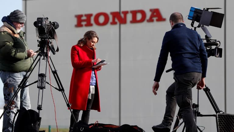 Roporter devant l'usine Honda de Swindon, en GB, après l'annonce de sa fermeture, d'ici à 2021.