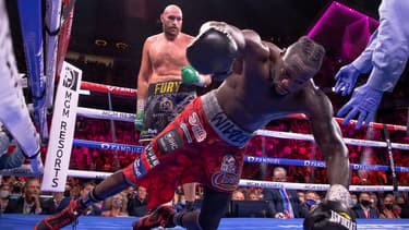 Tyson Fury (arrière-plan) inflige un KO à Deontay Wilder lors de leur troisième combat en octobre 2021