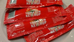 Des sachets individuels de ketchup (photo d'illustration).