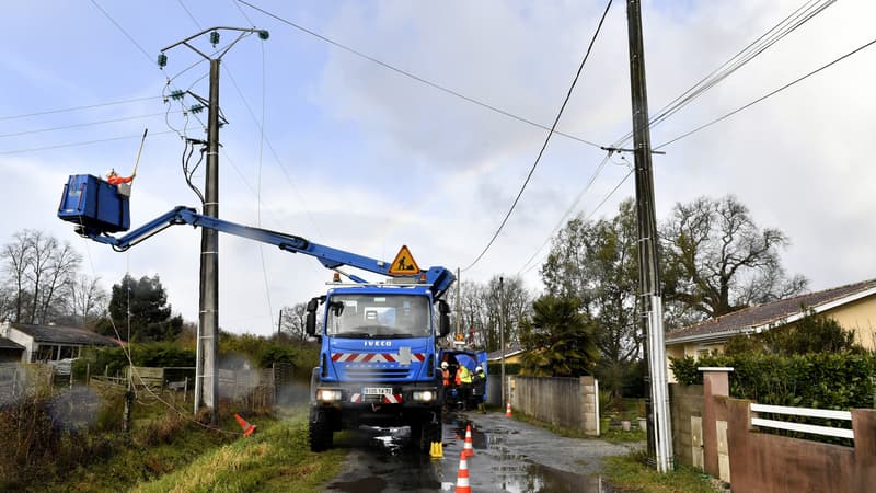 Des agents Enedis travaillent après des coupures d'électricité en 2017