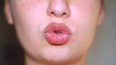 Si un ou une collègue se penche vers vous pour faire la bise, il est trop tard, vous ne pouvez pas refuser sous peine de lui faire perdre la face.