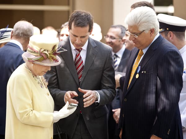 La reine Elizabeth II en visite au Canada, avec le patron de l'entreprise RIM (BlackBerry) et le Premier ministre de l'Ontario