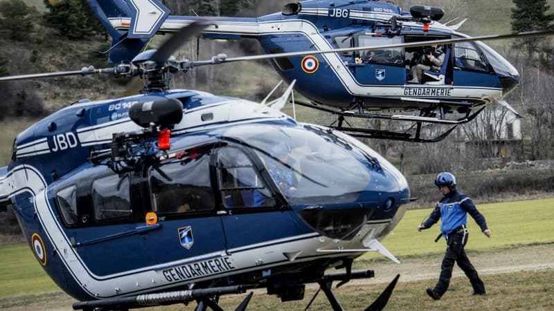 Des hélicoptères de la gendarmerie sur le lieu du crash de l'A320 de Germanwings.