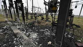 Un poste à haute-tension de l'opérateur Ukrenergo endommagé par des frappes russes dans le centre de l'Ukraine, le 10 novembre 2022