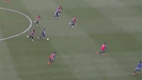 Messi face à ses coéquipiers à l'entraînement