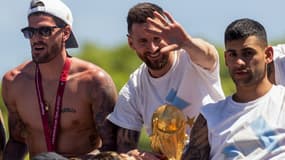 Lionel Messi avec la Coupe du monde pendant les célébrations en Argentine