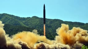 Photo fournie le 5 juillet 2017 par l'agence officielle nord-coréenne Kcna d'un tir de missile balistique nord-coréen dans un lieu non précisé