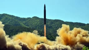 Photo fournie le 5 juillet 2017 par l'agence officielle nord-coréenne Kcna d'un tir de missile balistique nord-coréen dans un lieu non précisé