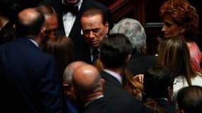 Silvio Berlusconi discutant avec des débutés lors des débats sur le plan d'austérité. Après les sénateurs la veille, les députés italiens ont adopté à leur tour, vendredi, le plan d'austérité présenté par le gouvernement, qui prévoit 48 milliards d'euros