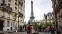 Un groupe de touristes pose devant la tour Eiffel à Paris le 4 mai 2024. Photo d'illustration.