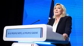 La candidate du RN à la présidentielle  Marine Le Pen s'adresse à ses supporteurs après l'annonce des résultats du 1er tour, le 10 avril 2022 à Paris