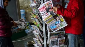 Un homme regarde le journal turc Günes qui publie à sa "Une" un photomontage de la Chancelière allemande Angela Merkel dépeinte en Hitler, le 17 mars 2017 à Istanbul