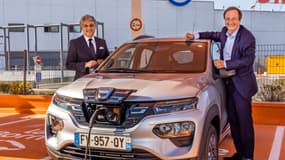 Michel-Edouard Leclerc et le patron de Renault, Luca de Meo, lors du lancement de l'offre de location de la Dacia Spring.