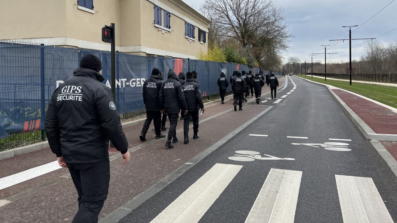 Le dispositif de sécurité déployé aux alentours du Camp des Loges, ce vendredi 11 mars 2022.
