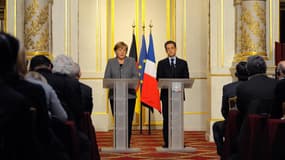 Angela Merkel et Nicolas Sarkozy en conférence de presse après un conseil des ministres franco-allemand à l'Elysée. La France et l'Allemagne ont sommé lundi la Grèce de mettre en oeuvre rapidement des mesures d'austérité supplémentaires sous peine d'être