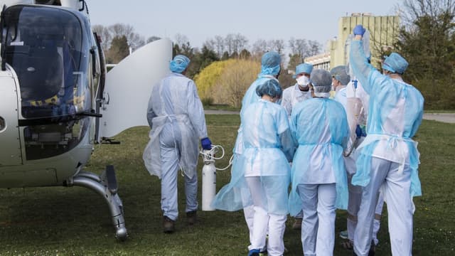 Des soignants en train de transférer un malade de l'hôpital de Mulhouse.