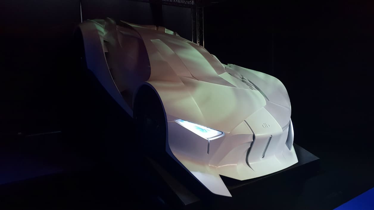 Une carrosserie blanche qui profite d'un joli jeu de lumières. Une carrosserie blanche qui profite d'un joli jeu de lumières.