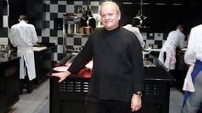 Le très médiatique chef Joël Robuchon, le 6 décembre 2014, dans la cuisine de son restaurant "La Grande maison", à Bordeaux.