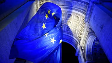Le drapeau européen flotte sous l'arc de Triomphe, éclairé aux couleurs de l'Europe, samedi 1er janvier 2022.
