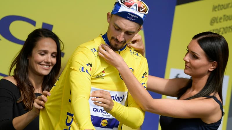 Julian Alaphilippe entouré de deux hôtesses