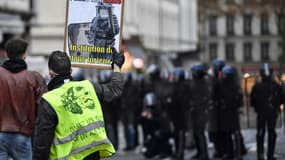 Un gilet jaune manifeste contre l'article 24 de la loi dite Sécurité globale, le 12 décembre 2020 à Lyon