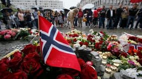 Devant la cathédrale d'Oslo. Les Norvégiens avaient bien du mal à croire, samedi, à ce qui s'était produit la veille dans leur pays d'ordinaire si paisible. L'homme accusé d'être l'auteur de l'attentat à la bombe puis de la fusillade qui ont fait, au tota