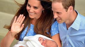 Kate et William avec le prince George, à la sortie de la maternité St Mary, en juillet 2013.