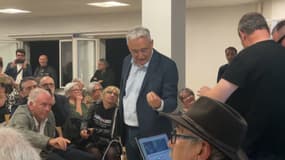 Le maire de Cagnes-sur-Mer lors d'une réunion publique le 28 mars