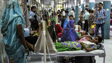 Face à l'épidémie de dengue, certains patients doivent partager le même lit, comme dans cet hôpital public à New Delhi, le 15 septembre dernier.