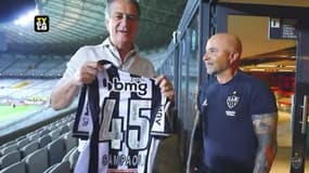 Le président de Mineiro, Sérgio Coelho, a remis un maillot de l'équipe à Jorge Sampaoli