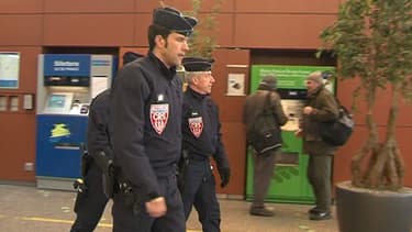 Des CRS en gare de Grigny, mardi soir.