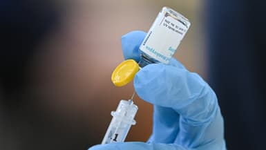 Un soignant prépare une dose du vaccin Jynneos développé par le laboratoire pharmaceutique danois Bavarian Nordic dans une clinique de vaccination éphémère à Los Angeles (États-Unis), le 9 août 2022 (photo d'illustration).