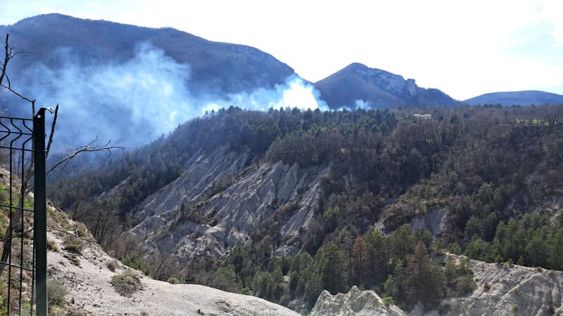 Alpes-de-Haute-Provence: les pompiers mobilisés pour un départ de feu de forêt à Saint-Benoît, 8 hectares brûlés