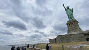 Des visiteurs au pied de la statue de la Liberté, le 1er mars 2021 à New York