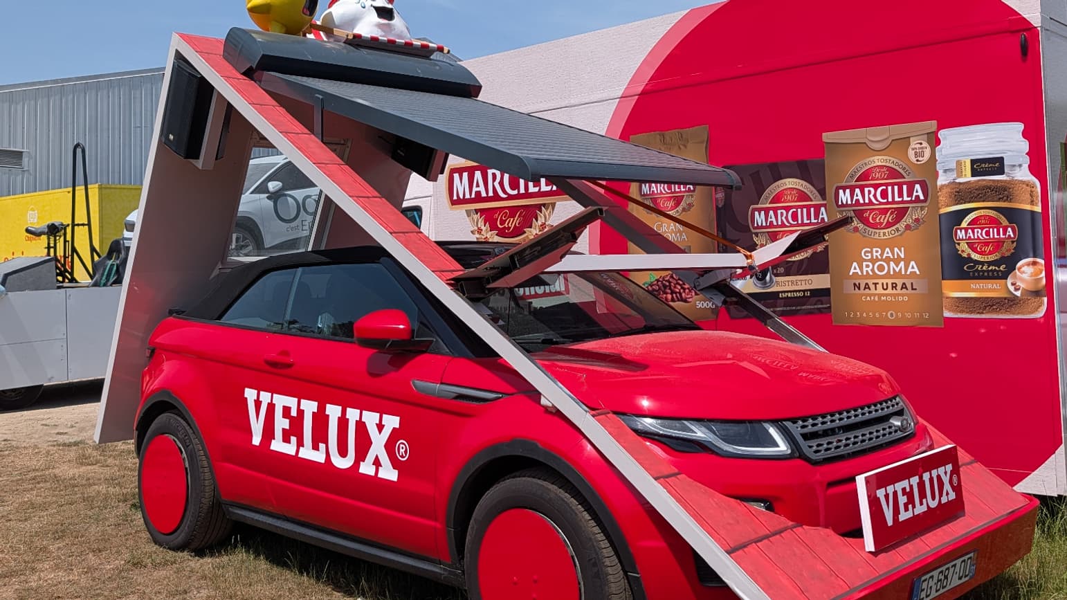 Connaissez-vous le Range Rover Velux? Il s'agit en fait du char de l'entreprise de fenêtre de toit préparé à Pithiviers (Loiret).
