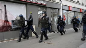 Des policiers antiémeute prennent position lors d'une manifestation contre les violences policières, le 23 septembre 2023 à Paris