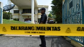 Un policier malaisien surveille l'entrée de l'ambassade de Corée du Nord à Kuala Lumpur, le 7 mars 2017.