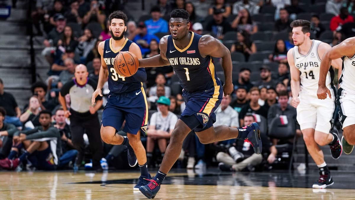 Zion Williamson remonte la balle lors d'un match de présaison des New Orleans Pelicans