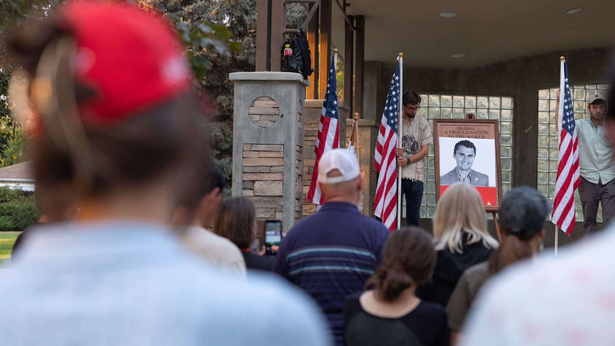 MORT DE L'ACTIVISTE CHARLIE KIRK: LES ÉTATS-UNIS CONFRONTÉS À UNE VIOLENCE POLITIQUE À SON PAROXYSME