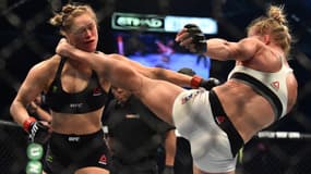 Le coup de pied de Holly Holm (de dos) qui lui offre la victoire sur Ronda Rousey pour le titre des coqs à l'UFC 193 en novembre 2015