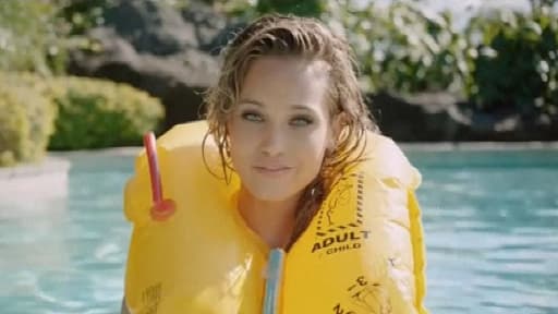 Air New Zealand a choisi des mannequins en bikini pour dispenser les consignes de sécurité sur les écrans de ses avions.