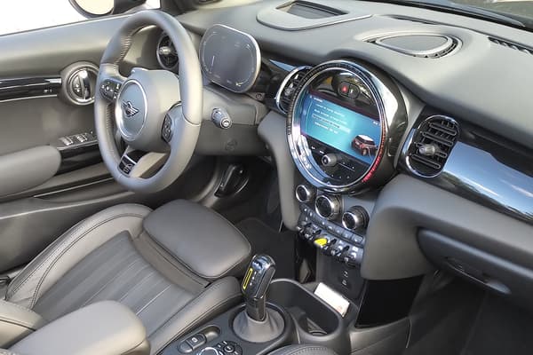 L'intérieur sobre et élégant de cette Mini Cooper SE Cabriolet.