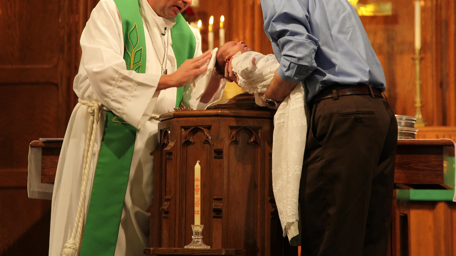 États-Unis : démission d'un prêtre ayant baptisé des milliers de croyants avec une formule erronée ! Un-religieux-en-train-de-baptiser-un-nourrisson-dans-un-eglise-Photo-d-illustration-1236830