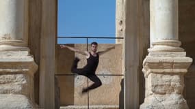 Ahmad Joudeh danse à Palmyre, dans un documentaire réalisé par la télévision néerlandaise en 2016. 