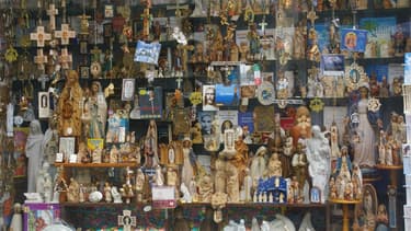 L'État juge que Lourdes "pâtit" d'une présence "excessive" des commerces religieux.