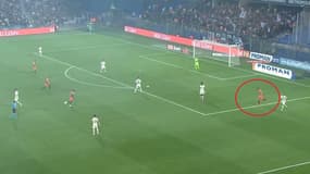 Skhiri entre légèrement dans la surface avant que le ballon sorte